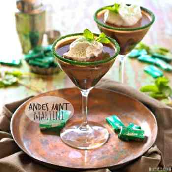 Andes Mint Martini, un cocktail cremoso con cioccolato al latte e menta. Semplicemente delizioso! Il | Cookie novizio