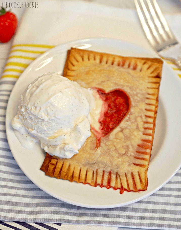 Torta alla crema di fragole di McDonalds Copycat. Torta al forno deliziosa e facile!
