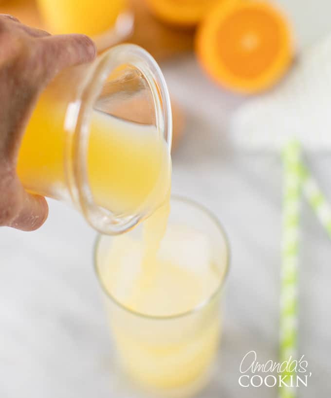 agregar jugo de naranja al vaso de highball