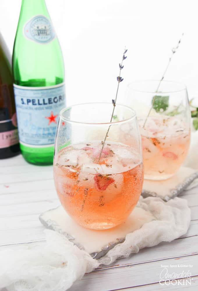 Spritzer rosa lavanda en copas de vino con guarnición de tallo de lavanda