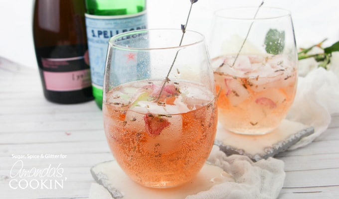 Spritzer rosa lavanda en copa de vino con guarnición de lavanda