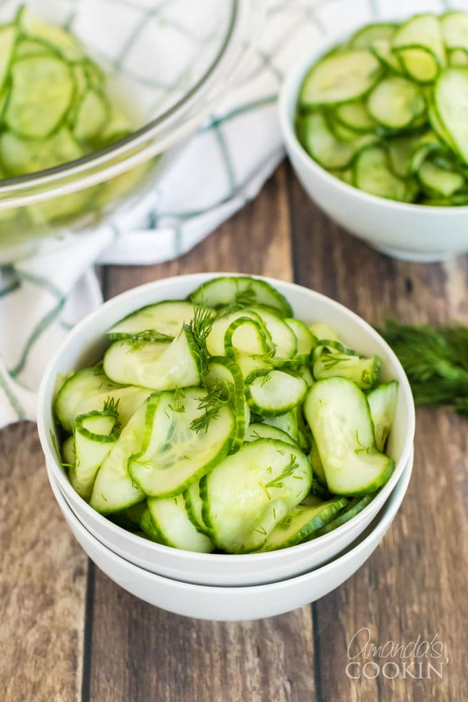 ensalada de pepino en un tazón