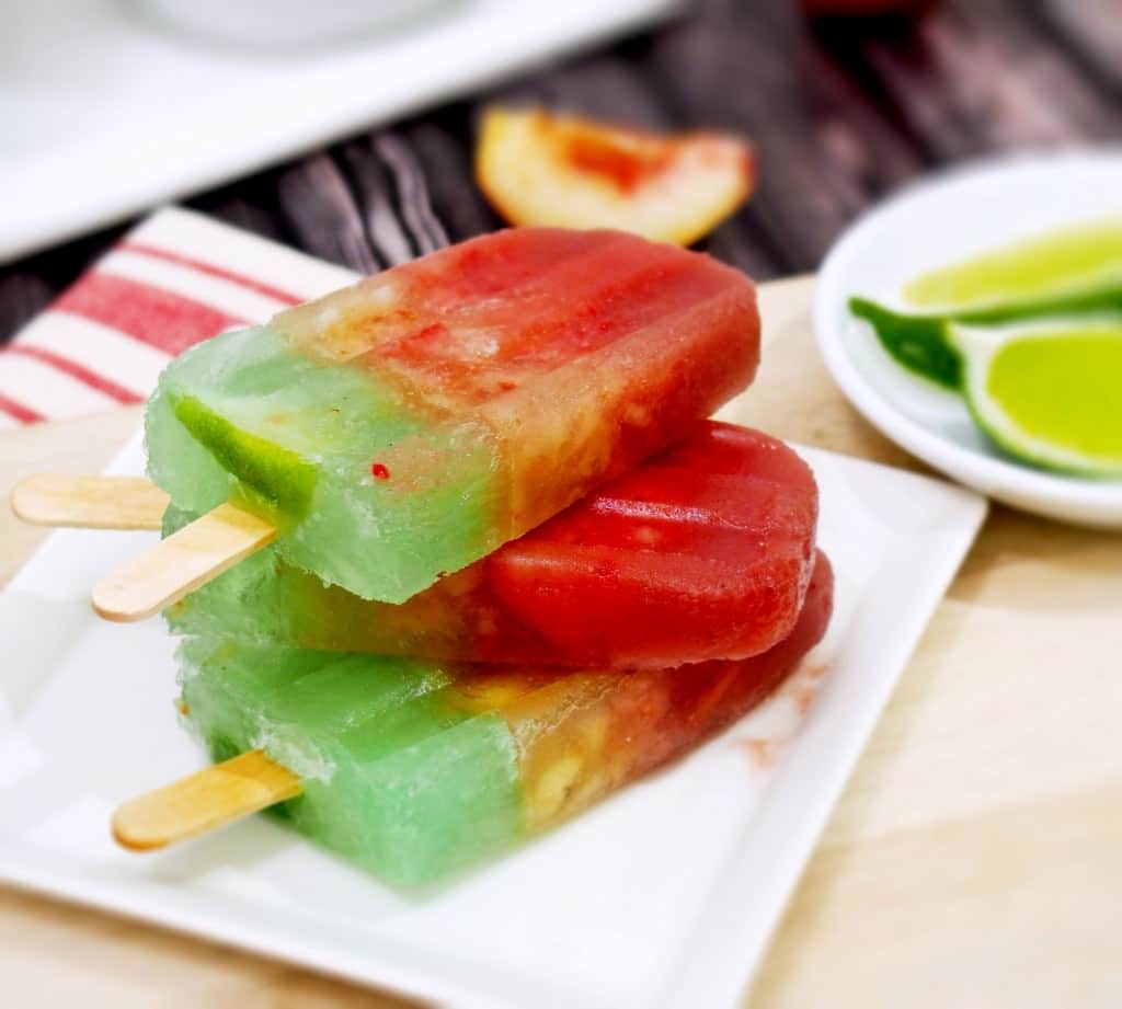 Ghiaccioli margherita a strati con fragole, pesca bianca e margherite al lime! 5 maggio! {Il novizio dei cookie}
