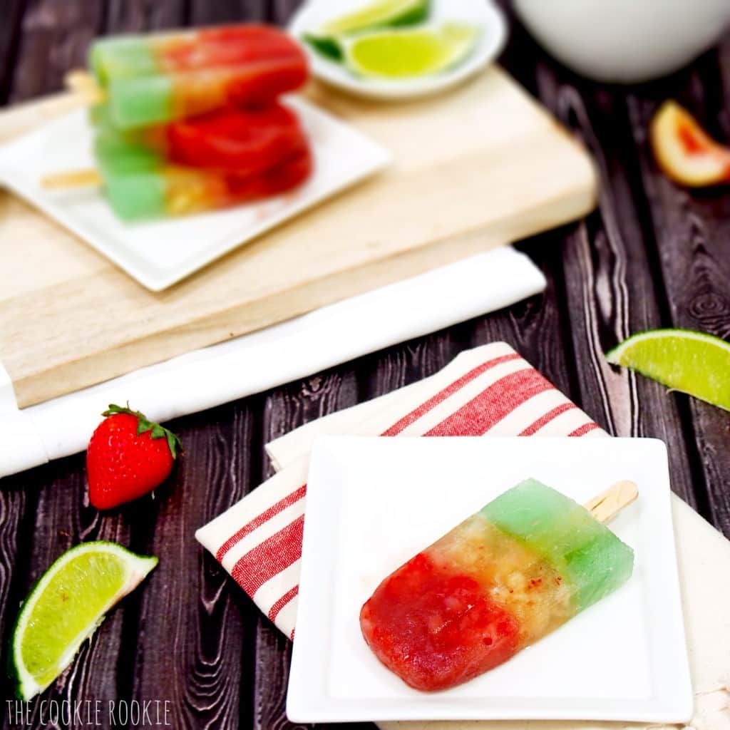 Ghiaccioli margherita a strati con fragole, pesca bianca e margherite al lime! 5 maggio! {Il novizio dei cookie}