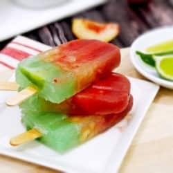 Ghiaccioli margherita a strati con fragole, pesca bianca e margherite al lime! 5 maggio! {Il novizio dei cookie}