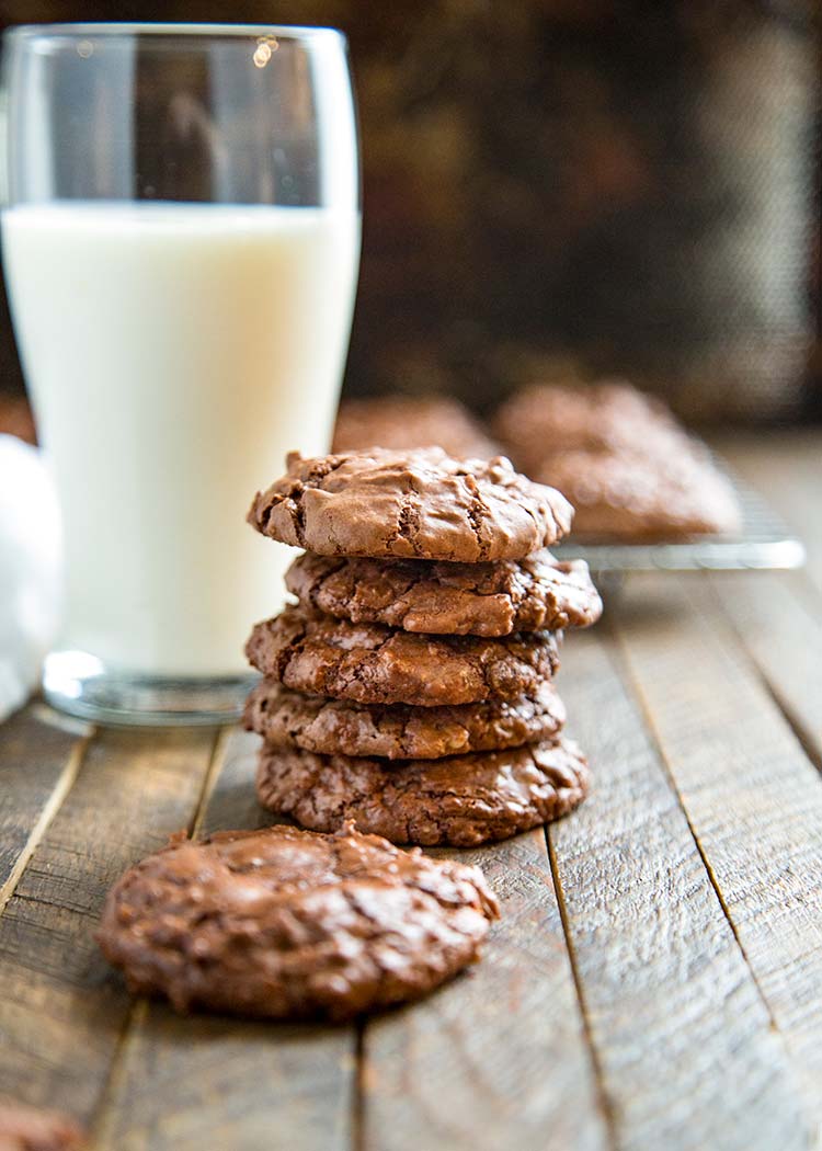 Una meravigliosa meringa è mescolata con cioccolato fuso e noci tritate vengono aggiunte per fare un biscotto delicato e ricco. Questi sono i biscotti di mia madre Beacon Hill! Keviniscooking.com
