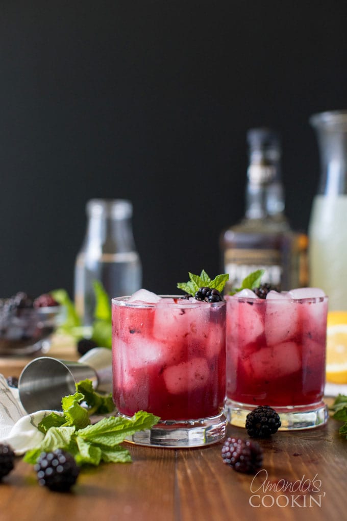 due bicchieri di blackberry bourbon cocktail di limonata