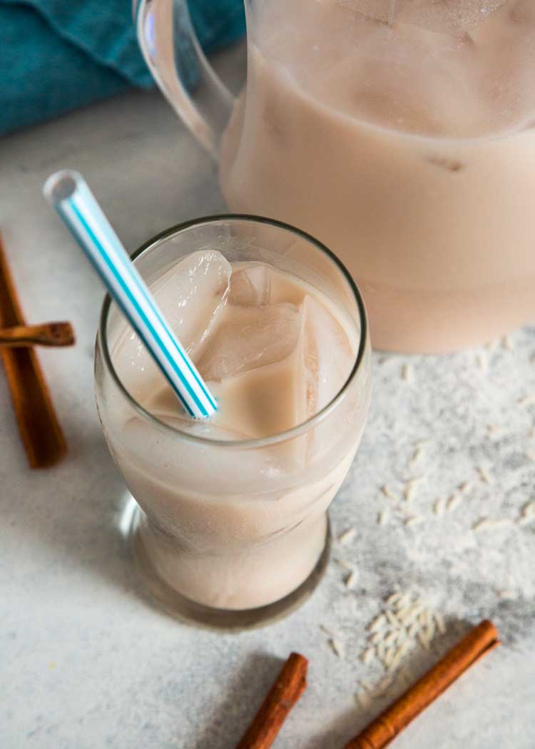 Lascia che ti mostri come preparare l'Horchata, una bevanda messicana dolce e analcolica a base di acqua, riso, cannella e alcuni ingredienti che altre ricette non hanno. keviniscooking.com 