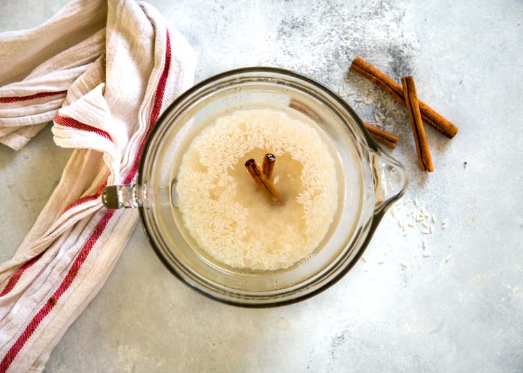Lascia che ti mostri come preparare l'Horchata, una bevanda messicana dolce e analcolica a base di acqua, riso, cannella e alcuni ingredienti che altre ricette non hanno. keviniscooking.com 