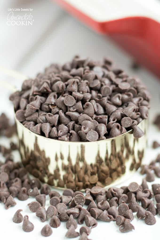chips de chocolate en taza medidora