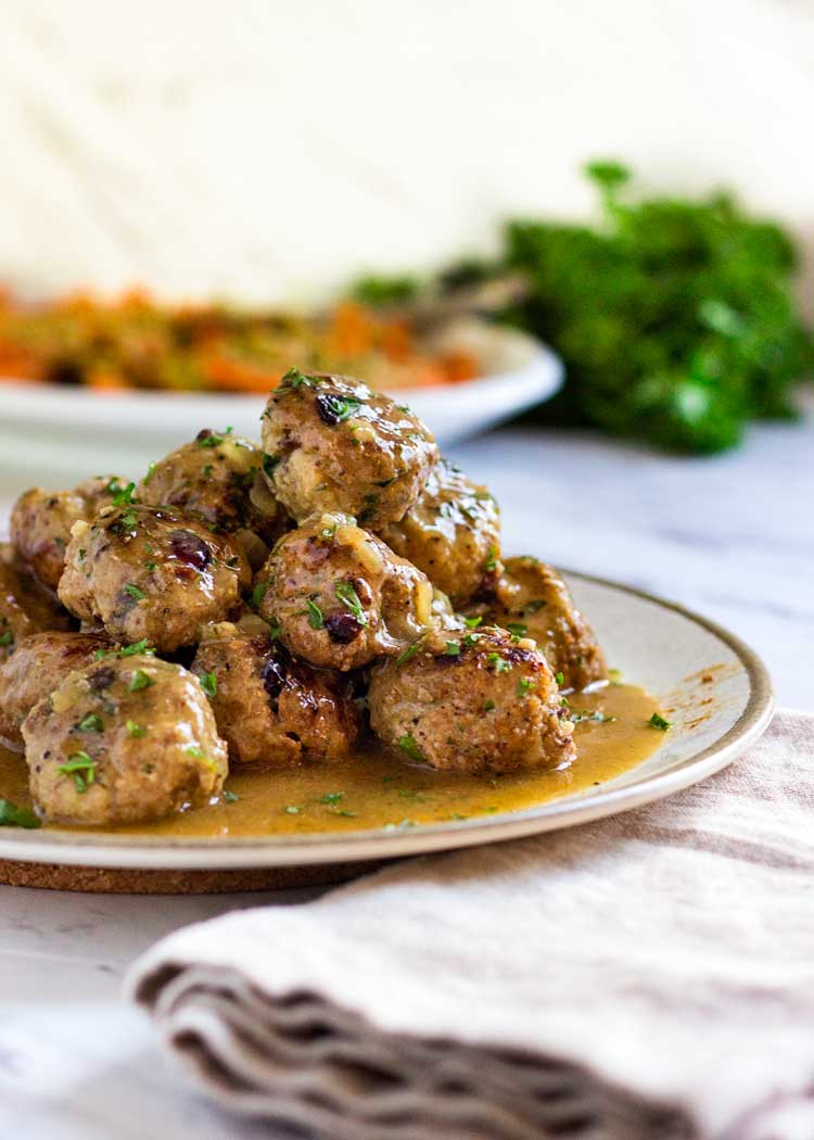 Super umide, morbide e piene di sapore, queste polpette di tacchino e mirtillo sono perfette in qualsiasi momento dell'anno. Una salsa veloce per padelle li copre, facilmente servito come aperitivo o con un compagno per un pasto. Queste polpette non sono secche. oltre e un favorito della famiglia! www.keviniscooking.com 