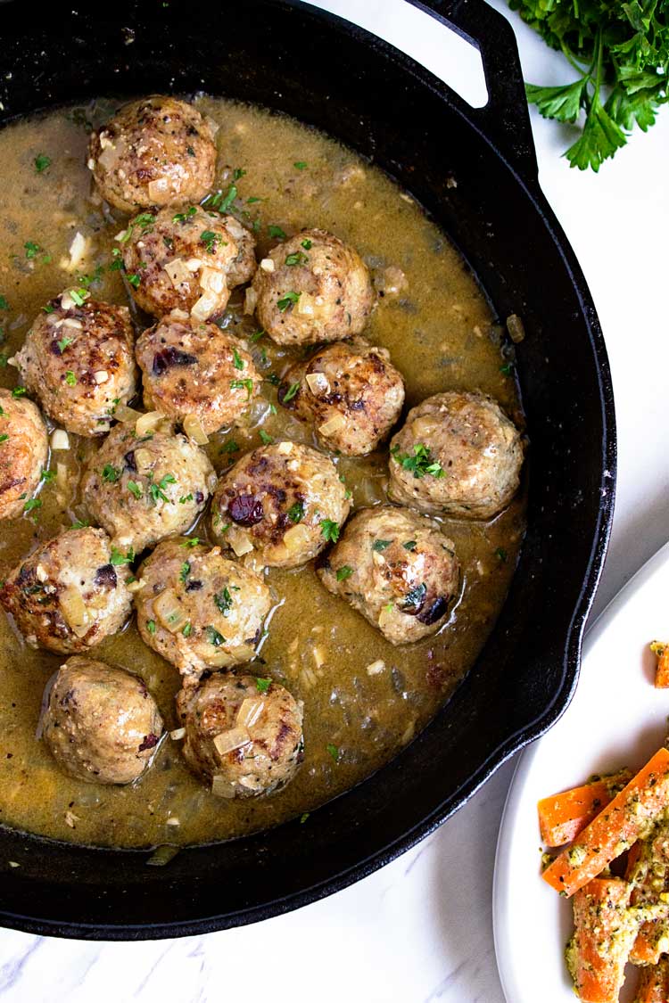 Super umide, morbide e piene di sapore, queste polpette di tacchino e mirtillo sono perfette in qualsiasi momento dell'anno. Una salsa veloce per padelle li copre, facilmente servito come aperitivo o con un compagno per un pasto. Queste polpette non sono secche. oltre e un favorito della famiglia! www.keviniscooking.com 