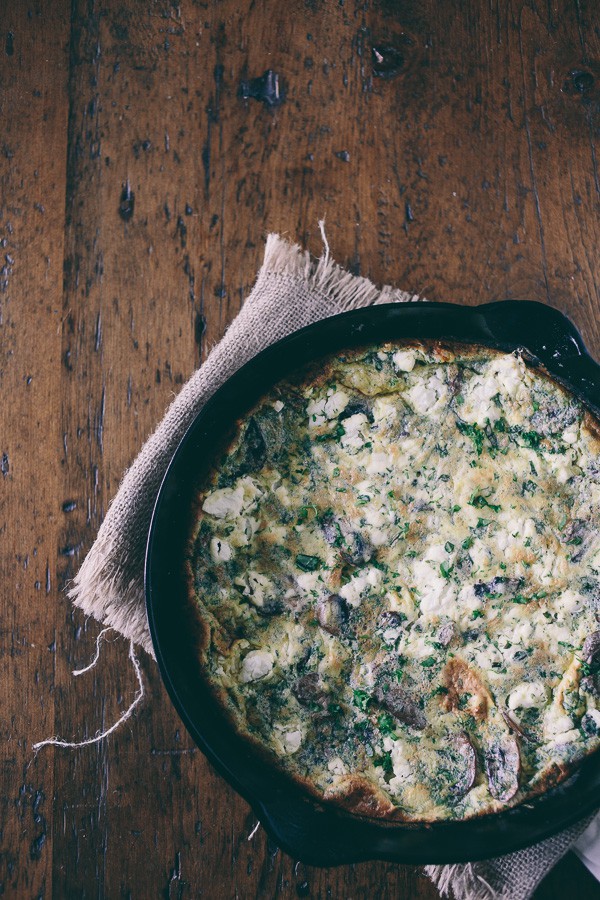 Questa frittata di formaggio di capra alle erbe di funghi è ricca di erbe AeroGarden appena coltivate, yogurt greco, formaggio di capra piccante e funghi caramellati. Ciao brunch