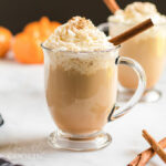 Latte di zucca con spezie in una tazza trasparente