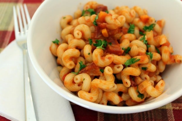 Questa pasta e pancetta in salsa di pomodoro affumicato è un piatto classico con un tocco delizioso. Pronto in soli 30 minuti e pieno di sapore. Tutta la tua famiglia adorerà questo piatto! 