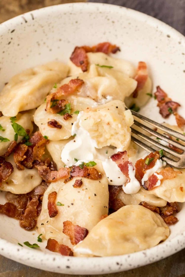 Ricetta Pierogi a base di patate con ripieno di formaggio e pancetta.