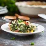 Un'alternativa salutare alla tradizionale quiche di crosta, questa quiche di spinaci con prosciutto e crosta è ricca di spinaci, formaggio e prosciutto per un tocco più leggero a colazione. www.keviniscooking.com