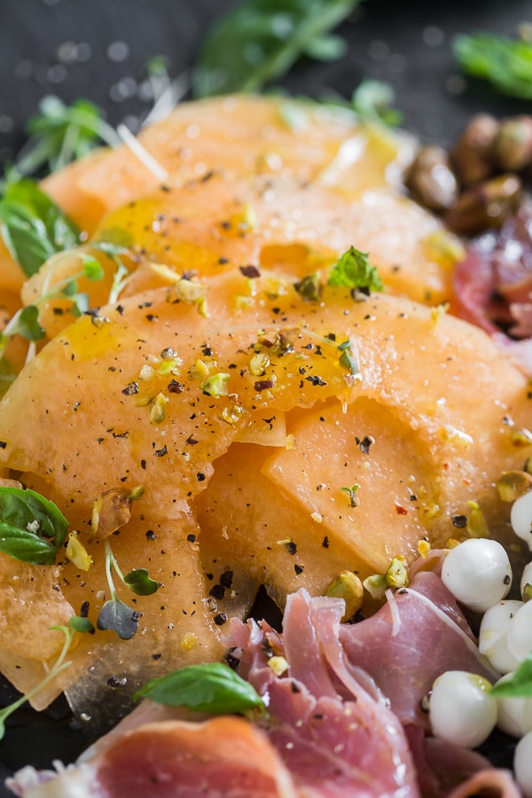Questa insalata di melone al prosciutto caprese è la perfetta insalata primaverile ed estiva. Melone dolce mescolato con mozzarella fresca, pistacchi, Proscuitto, basilico fresco e un filo di miele e olio d'oliva. Adorerai questa semplice insalata estiva!