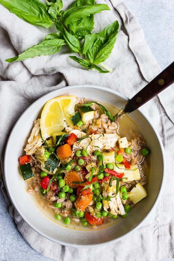Questa zuppa di verdure farro con pollo al limone è un'ottima aggiunta al tuo menu di primavera. È pieno di verdure, brillante sapore di limone e reso ancora più semplice usando un pollo arrosto. Amerai questa zuppa semplice e veloce! 