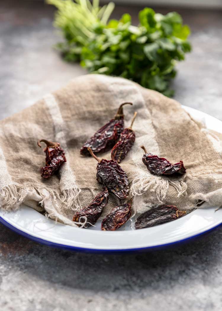 Come preparare i peperoncini secchi di chipotle