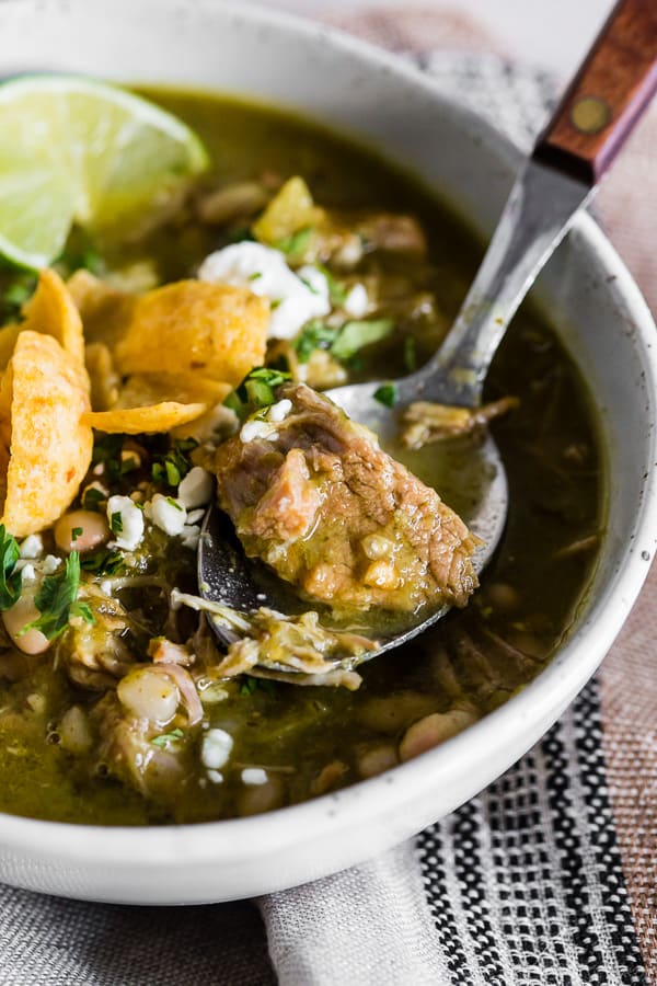 Questo chili di maiale verde istantaneo è pieno di sapore e tenera spalla di maiale. Se ami i pomodori e il coriandolo, questa zuppa è per te!