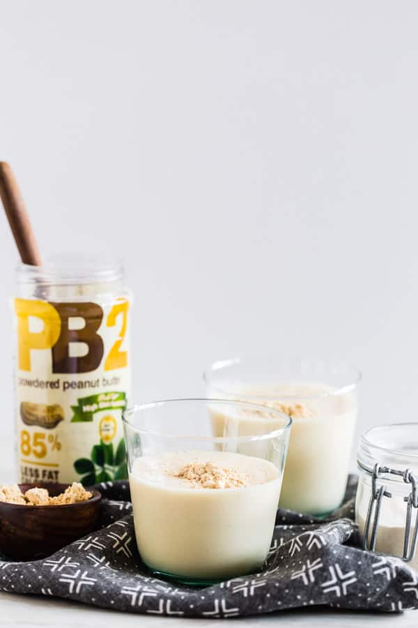 Questo frullato proteico al burro di arachidi è il sostituto perfetto del pasto o una leggera spinta a metà giornata. Prodotto con latte scremato senza proteine, burro di arachidi in polvere, proteine ​​in polvere e uno speciale ingrediente extra per mantenerlo più morbido. Adorerai questo frullato! 