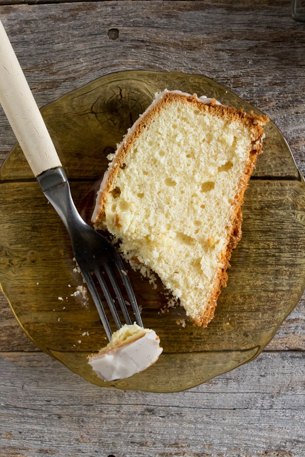 Questo cupcake al limone e vaniglia è il dessert invernale perfetto. È riempito con scorza di limone fresca e vaniglia e sormontato da una glassa densa e cremosa di pan di spagna. Tutto quello che devi fare è prendere una forchetta e una tazza di caffè caldo e scavare!