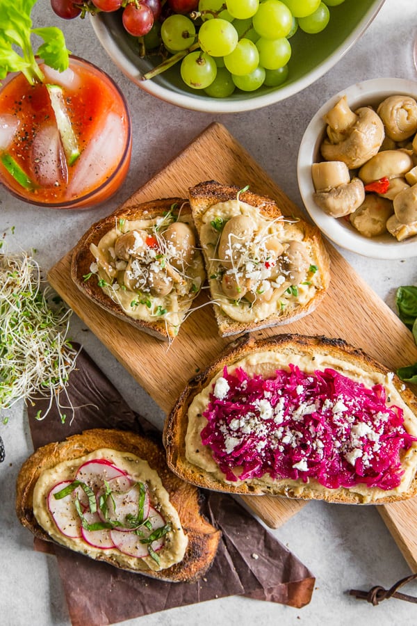 Questa sanguinosa Mary di rafano è leggermente speziata, piena di sapore e l'aggiunta perfetta a qualsiasi festa o questo gustoso bar per il brunch con toast all'hummus. Inoltre, è pronto in soli 5 minuti, quindi è il cocktail perfetto per la festa!
