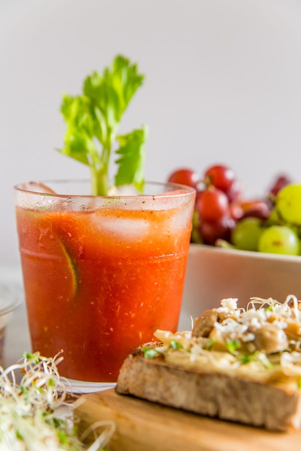 Questa sanguinosa Mary di rafano è leggermente speziata, piena di sapore e l'aggiunta perfetta a qualsiasi festa o questo gustoso bar per il brunch con toast all'hummus. Inoltre, è pronto in soli 5 minuti, quindi è il cocktail perfetto per la festa!