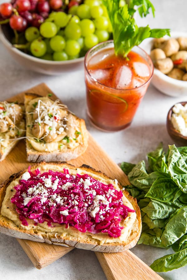 Questa sanguinosa Mary di rafano è leggermente speziata, piena di sapore e l'aggiunta perfetta a qualsiasi festa o questo gustoso bar per il brunch con toast all'hummus. Inoltre, è pronto in soli 5 minuti, quindi è il cocktail perfetto per la festa!