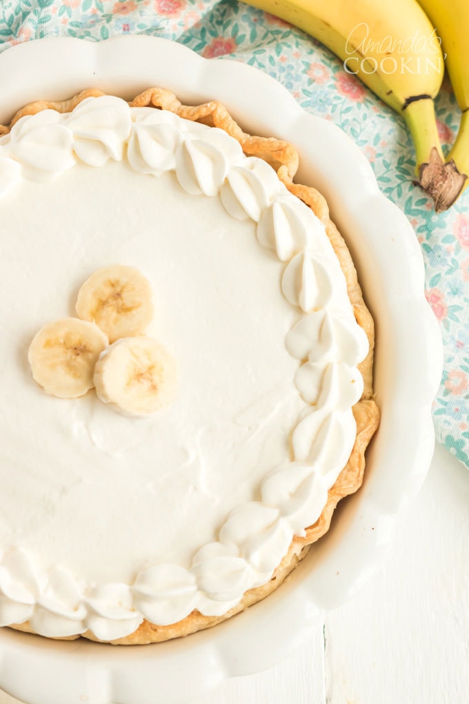 Vista dall'alto della torta di crema di banana non tagliata