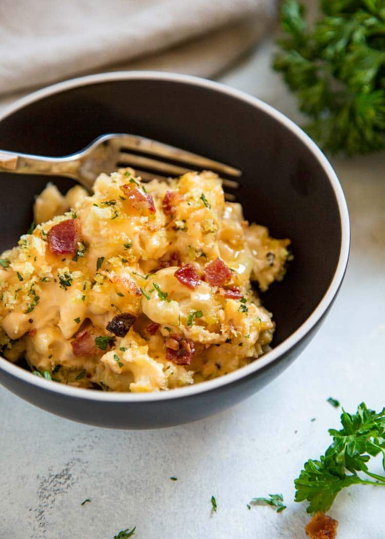 Il mio bacon Mac and Cheese Casserole è caricato con pancetta croccante, formaggio cheddar, mozzarella e crema. Condita con pangrattato Panko burroso. Perfezione della pasta! keviniscooking.com 