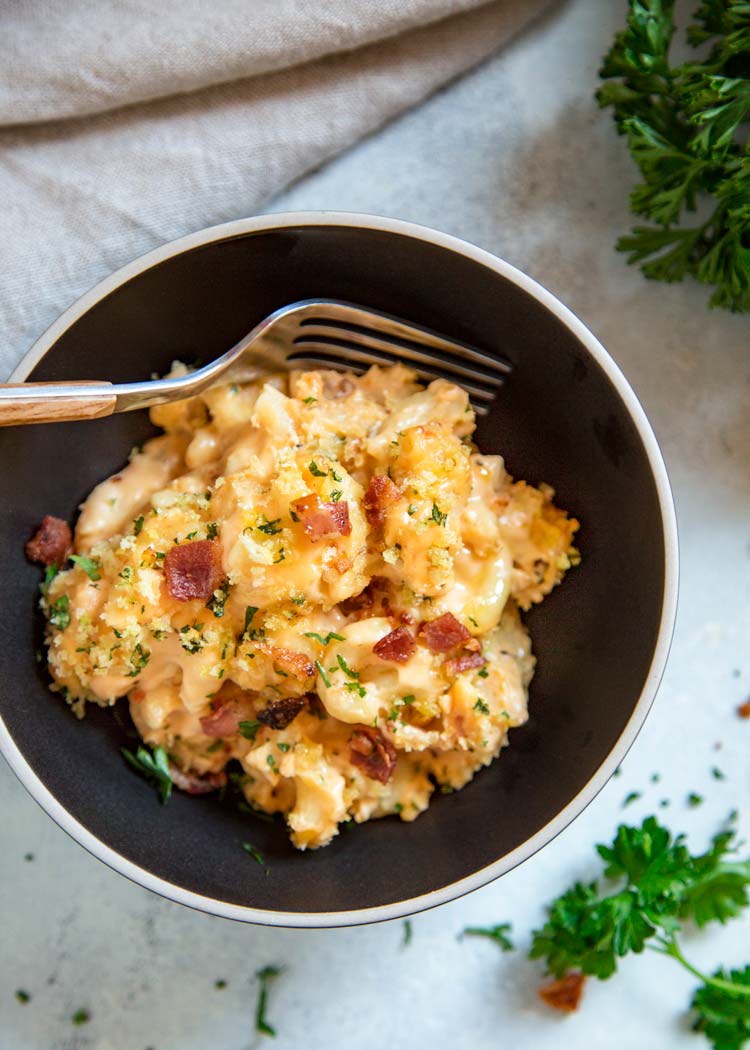 Il mio bacon Mac and Cheese Casserole è caricato con pancetta croccante, formaggio cheddar, mozzarella e crema. Condita con pangrattato Panko burroso. Perfezione della pasta! keviniscooking.com 
