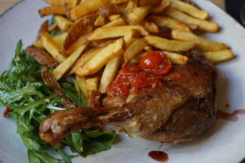 L'anatra confit è un ottimo pasto da provare a Parigi.