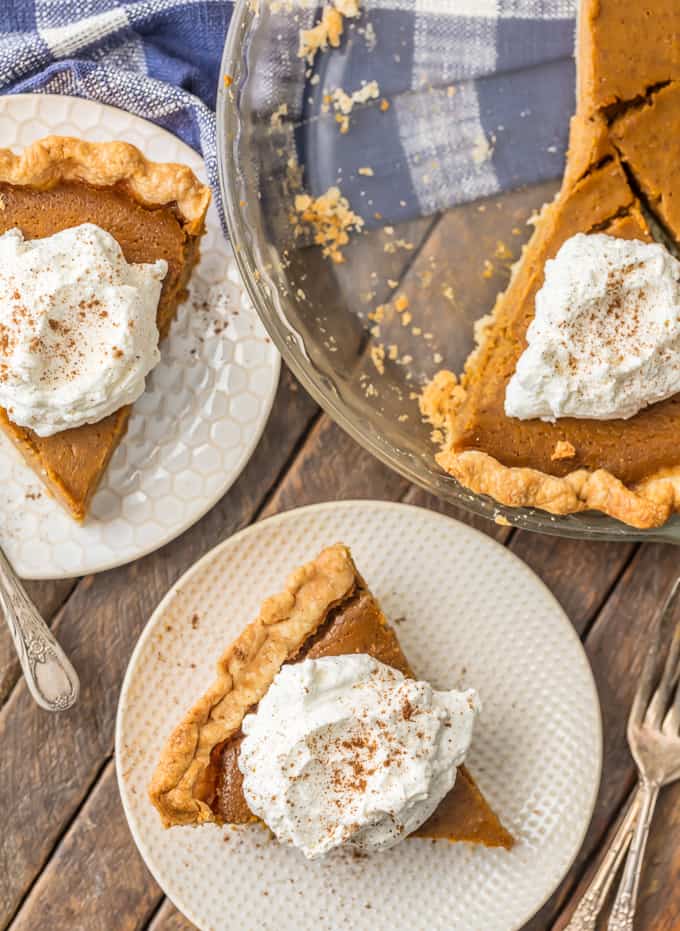 fette di torta di zucca su piastre accanto a un piatto di torta
