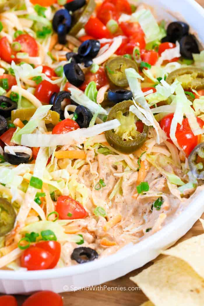 Aco Dip, hecho con una capa cremosa sazonada de taco y luego cubierto con lechuga, tomate y queso, es tan fácil y rápido. ¡Preparado en un plato en unos 5 minutos!