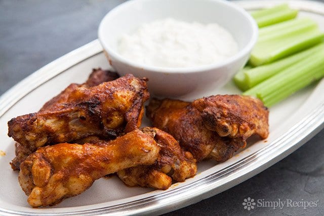 C&oacute;mo hacer alas de b&uacute;falo en el horno
