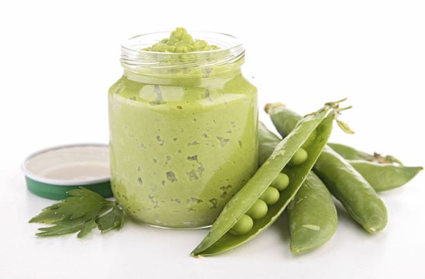 Alimenti per bambini: purea di piselli La purea di piselli è un piatto vegetale ricco di minerali che è veloce e facile da preparare per i bambini. Perfetto per le bocche piccole e per mantenere la pancia piena anche