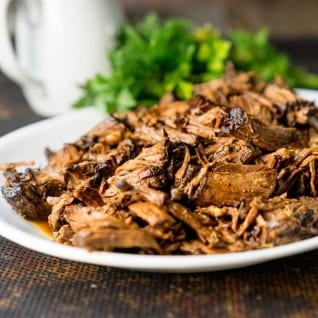 Asado a la olla de la olla de cocción lenta de mamá