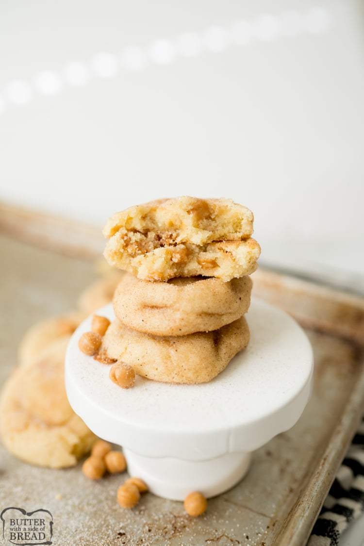 GALLETAS DE CARAMELO SNICKERDOODLE - Mantequilla con un lado del pan