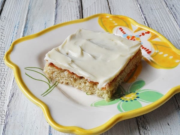 Barras de pl&aacute;tano con glaseado de queso crema y vainilla por AmandasCookin.com @amandaformaro