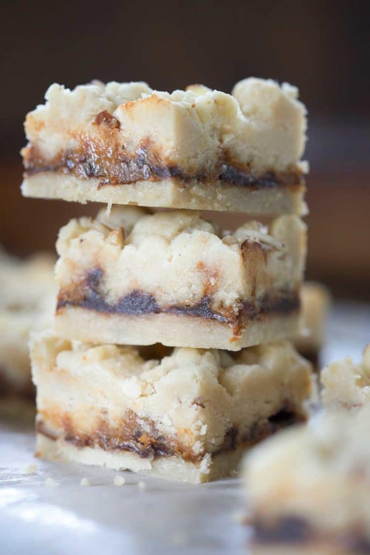  Un favorito della famiglia! Queste barrette al burro al caramello sono un biscotto al caramello con bastoncini di burro. La briciola condita con mandorle affettate copre il ripieno decadente. Molto bene! www.keviniscooking.com 