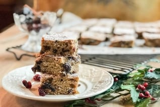Barras de pastel de frutas con higos y ciruelas