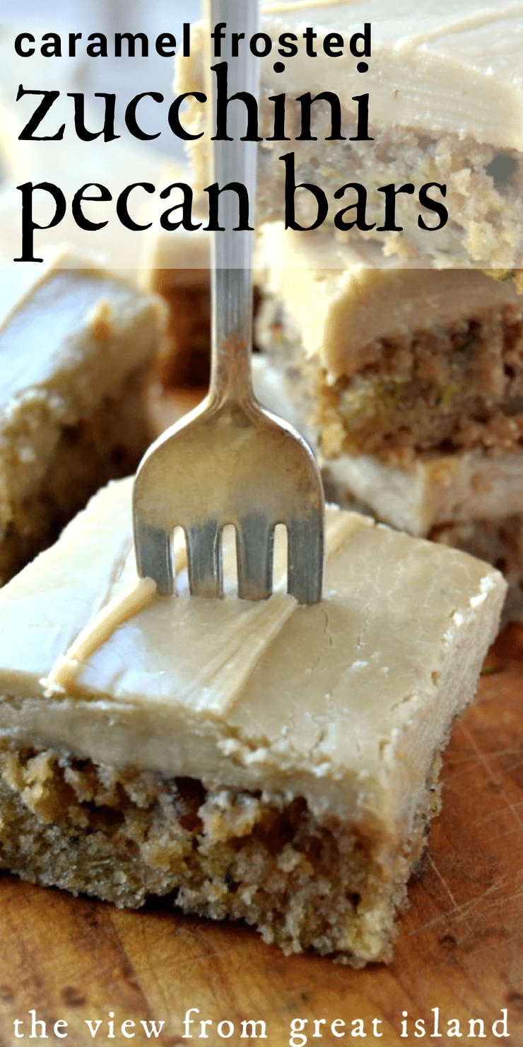 Gelato al caramello Zucchine Pecan Bars ~ Un decadente dessert di zucchine sormontato da una glassa zuccherata al caramello. # zucchine #recipe #facile #migliore #dolce # caramello #escarchado #snackcake #blondies #brownies #sheetcake