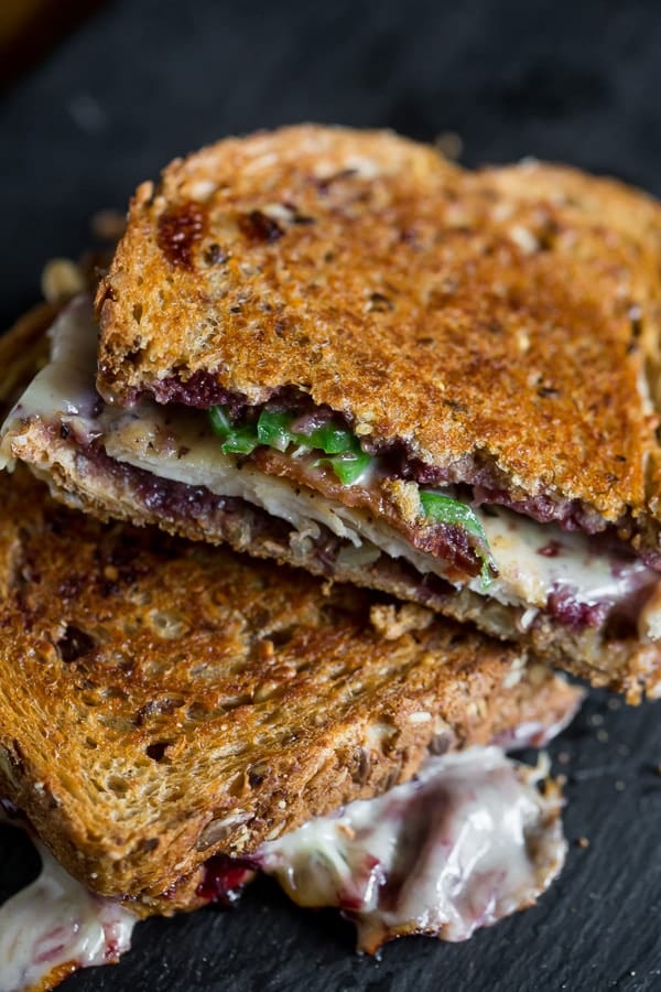 Este queso mixto de jalape&ntilde;o, tocino y pollo con bayas es la manera perfecta de darle vida a tu rutina de s&aacute;ndwich. Es dulce y salado con solo un toque de calor. Conf&iacute;a en m&iacute;, te encantar&aacute; este delicioso s&aacute;ndwich melty.