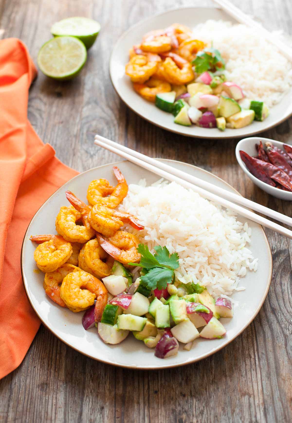 Gambas Birmanas De Chile Con Pepino Y Ensalada De Aguacate