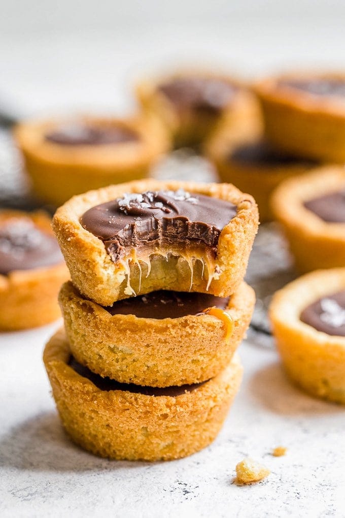 Las galletas Twix son la forma m&aacute;s f&aacute;cil de obtener su chocolate y caramelo. Esta receta de Twix Cookie Cups est&aacute; inspirada (obviamente) en la deliciosa barra de caramelo Twix. Estas tazas de galletas en capas est&aacute;n hechas en un molde para muffins y crean la galleta de caramelo de chocolate m&aacute;s perfecta. &iexcl;Ideal para vacaciones y fiestas!