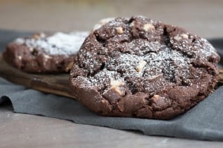 Galletas de chispas de chocolate oscuro doble espresso
