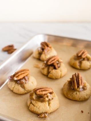 Galletas de azúcar ceto con relleno de huella digital de pastel de nueces