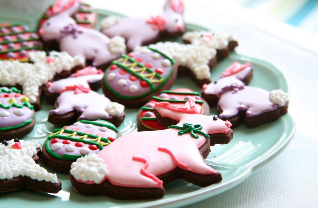 Biscotti pasquali speziati Questi biscotti fanno un bel cambiamento rispetto alle uova pasquali al cioccolato. Decorare con glassa colorata e piacerà a grandi e piccini.